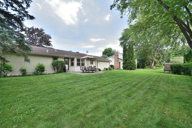 W220N2767 Maplewood LANE, Waukesha, WI 53186