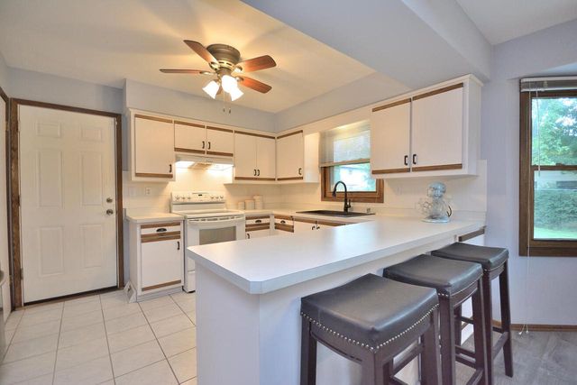 W220N2767 Maplewood LANE, Waukesha, WI 53186