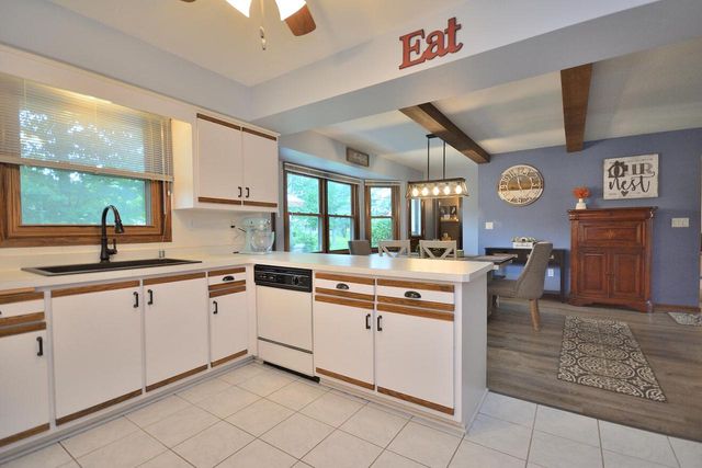 W220N2767 Maplewood LANE, Waukesha, WI 53186