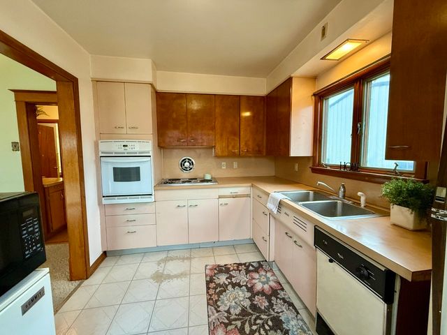 100 E Welsh Street, Williamsburg, IA 52361