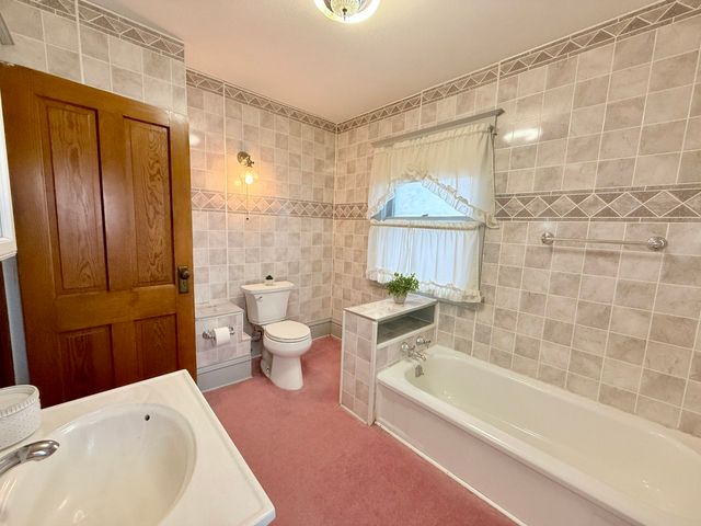 100 E Welsh Street, Williamsburg, IA 52361