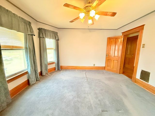 100 E Welsh Street, Williamsburg, IA 52361