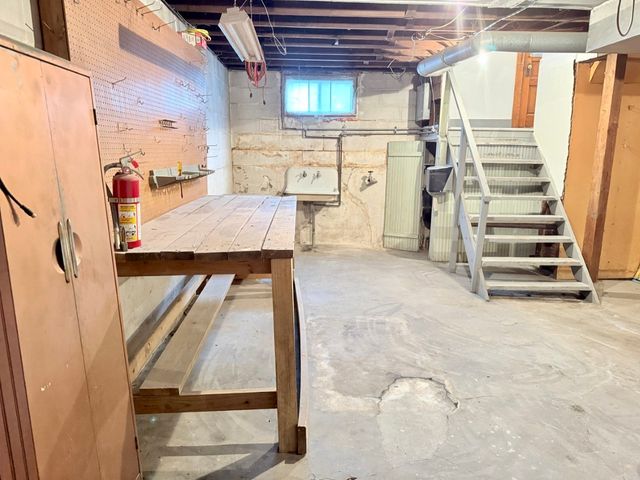 100 E Welsh Street, Williamsburg, IA 52361