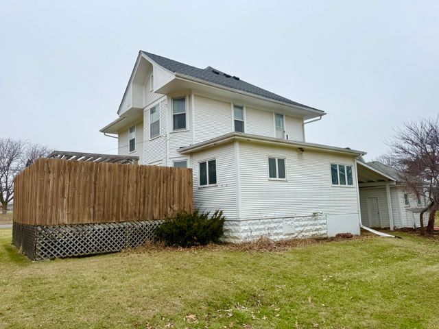 100 E Welsh Street, Williamsburg, IA 52361