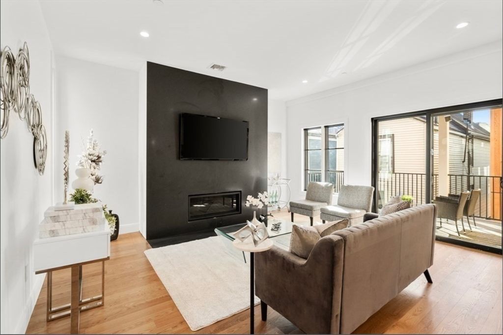 160 W 7th St 4, Boston, MA 02127