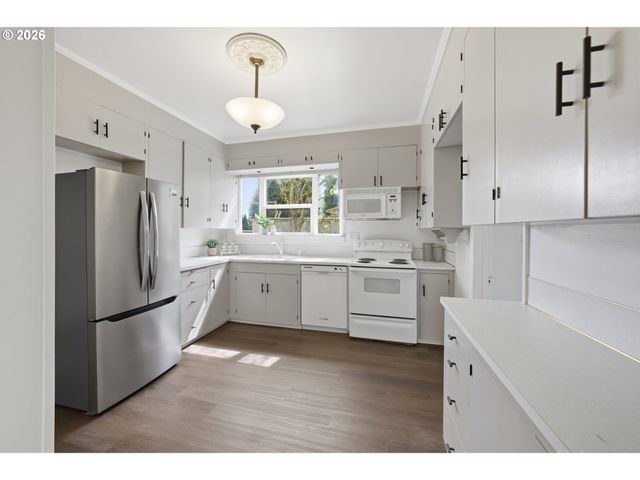 870 Nw GARIBALDI St, Hillsboro, OR 97124