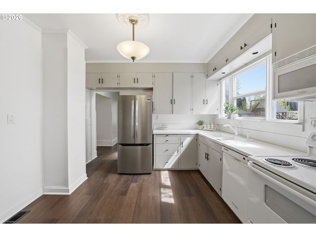 870 Nw GARIBALDI St, Hillsboro, OR 97124