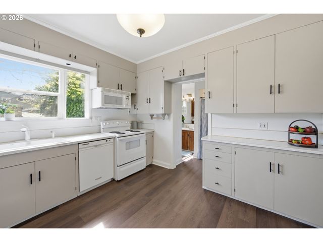 870 Nw GARIBALDI St, Hillsboro, OR 97124