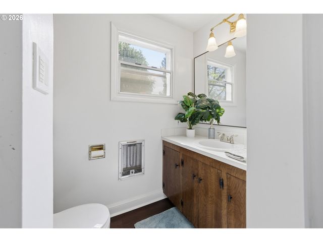 870 Nw GARIBALDI St, Hillsboro, OR 97124