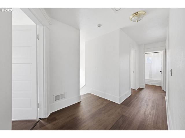 870 Nw GARIBALDI St, Hillsboro, OR 97124