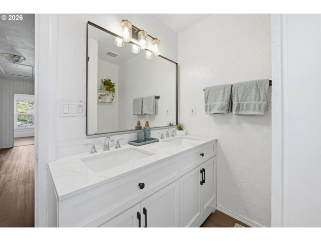 870 Nw GARIBALDI St, Hillsboro, OR 97124