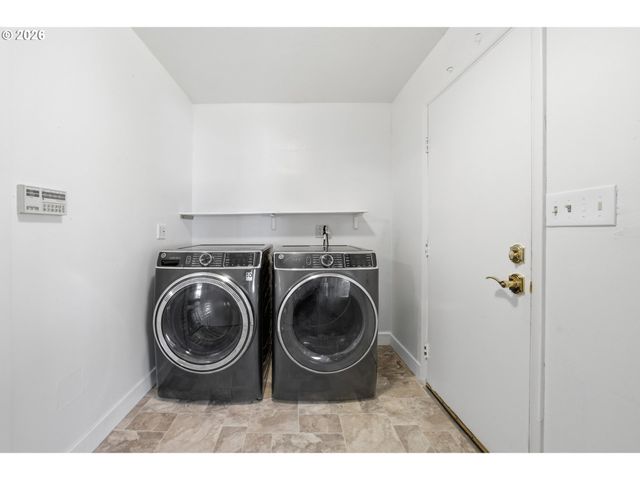 870 Nw GARIBALDI St, Hillsboro, OR 97124