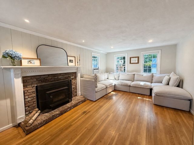 92 Colchester Dr, Plymouth, MA 02360