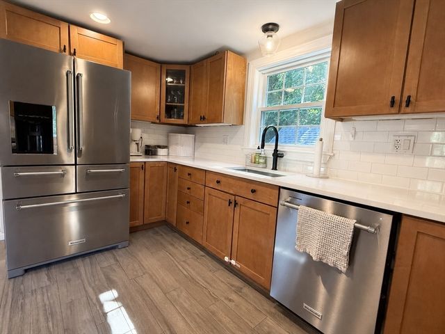 92 Colchester Dr, Plymouth, MA 02360