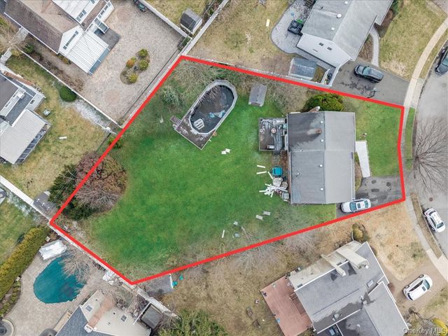 7 Phipps Lane, Plainview, NY 11803