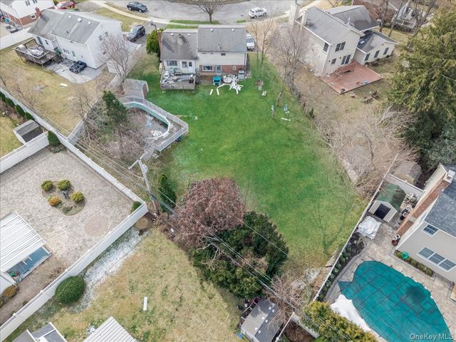 7 Phipps Lane, Plainview, NY 11803