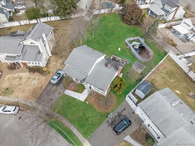 7 Phipps Lane, Plainview, NY 11803