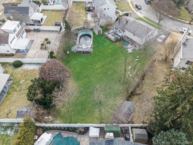 7 Phipps Lane, Plainview, NY 11803