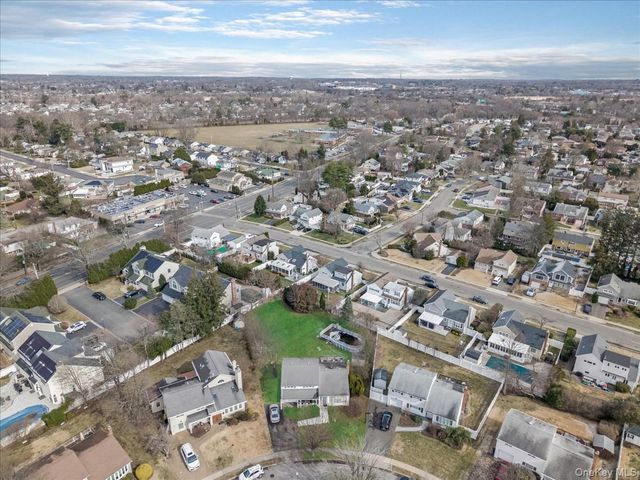 7 Phipps Lane, Plainview, NY 11803