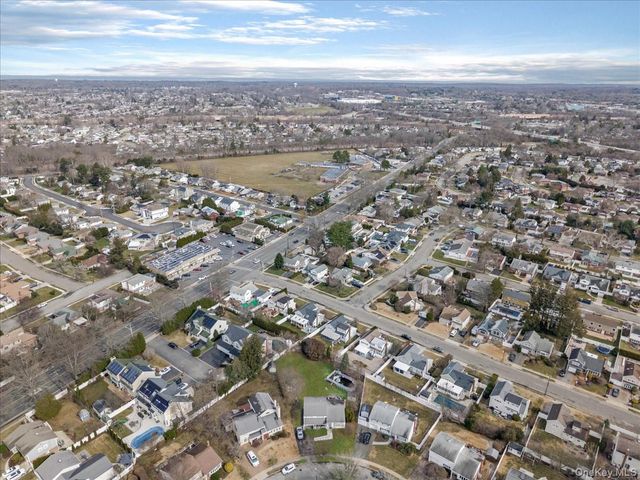 7 Phipps Lane, Plainview, NY 11803