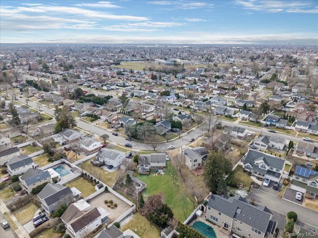 7 Phipps Lane, Plainview, NY 11803