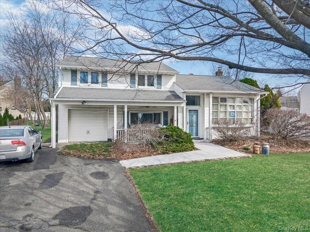 7 Phipps Lane, Plainview, NY 11803