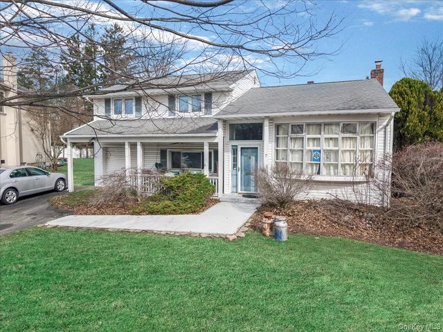 7 Phipps Lane, Plainview, NY 11803