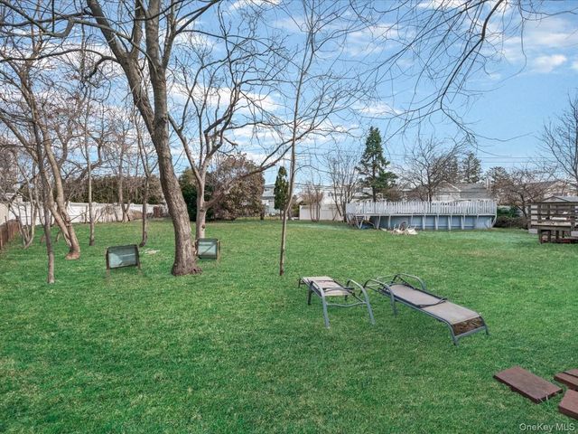 7 Phipps Lane, Plainview, NY 11803