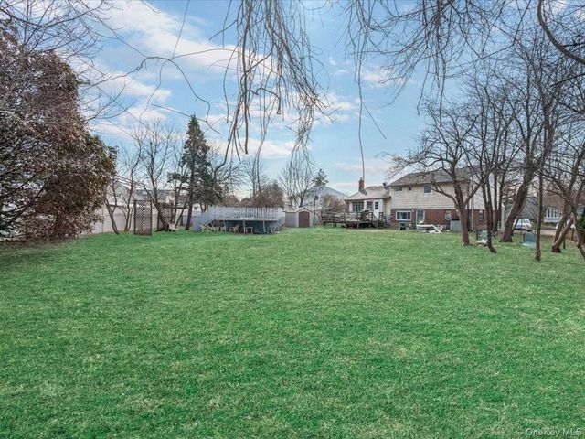 7 Phipps Lane, Plainview, NY 11803