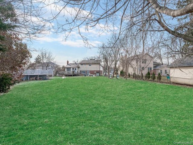 7 Phipps Lane, Plainview, NY 11803