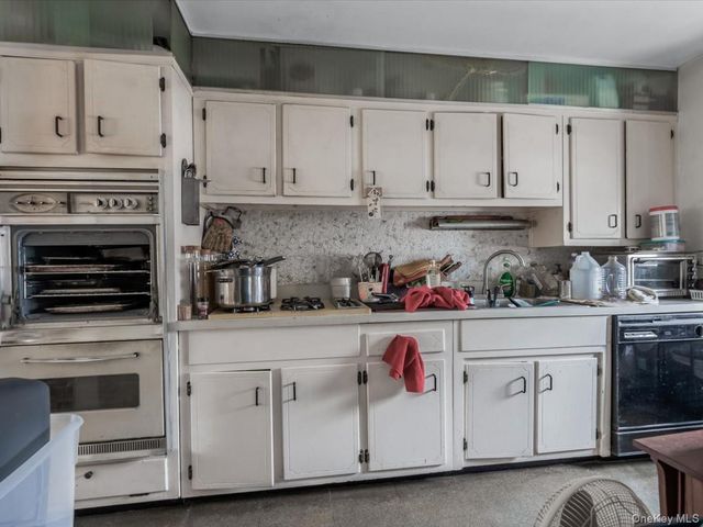 7 Phipps Lane, Plainview, NY 11803