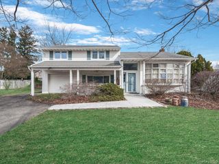7 Phipps Lane, Plainview, NY 11803