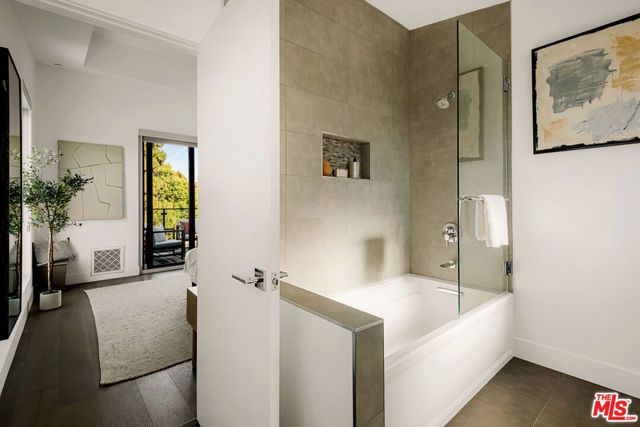 6075 Hargis Street, Los Angeles, CA 90034