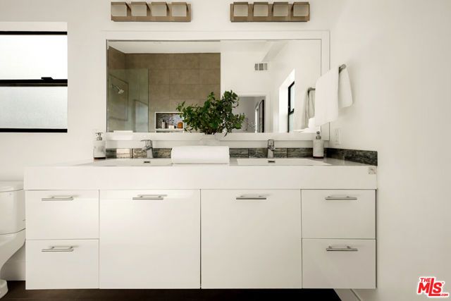 6075 Hargis Street, Los Angeles, CA 90034