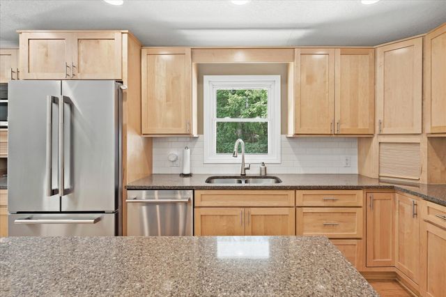 2209 Midlothian Road, Roseville, MN 55113