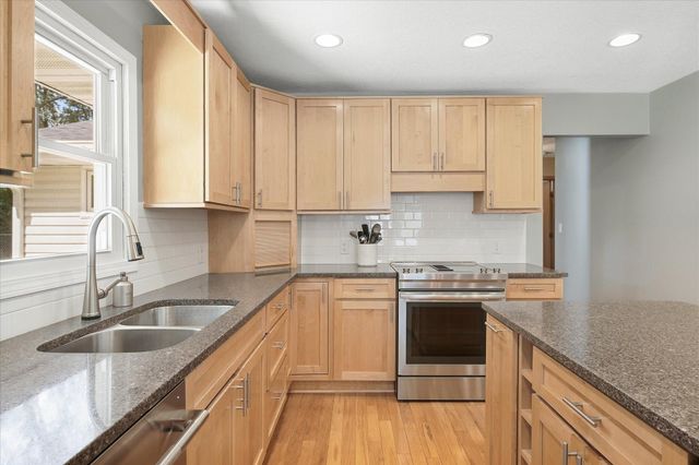 2209 Midlothian Road, Roseville, MN 55113