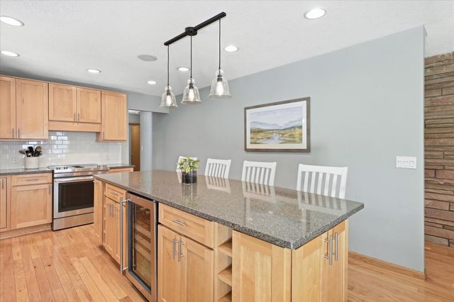 2209 Midlothian Road, Roseville, MN 55113