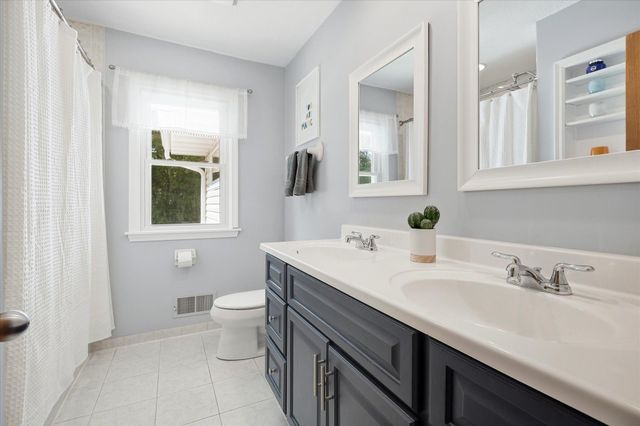 2209 Midlothian Road, Roseville, MN 55113