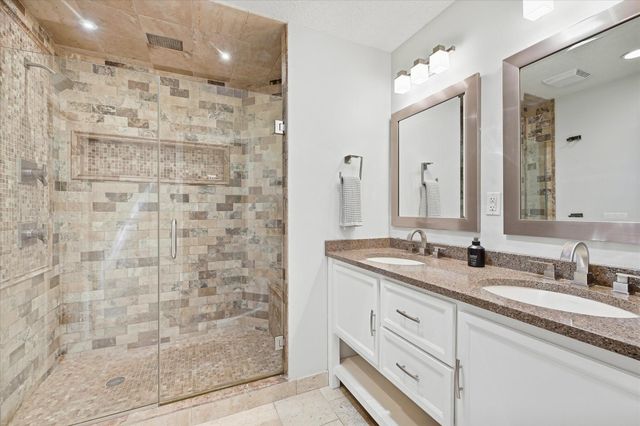 2209 Midlothian Road, Roseville, MN 55113
