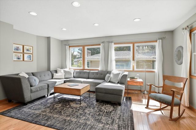 2209 Midlothian Road, Roseville, MN 55113