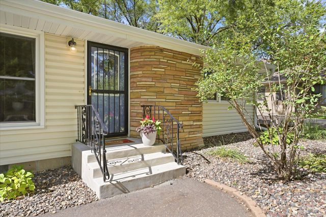 2209 Midlothian Road, Roseville, MN 55113