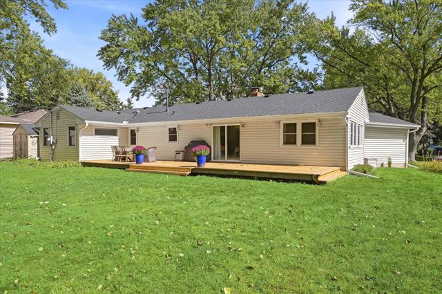 2209 Midlothian Road, Roseville, MN 55113