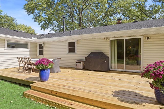 2209 Midlothian Road, Roseville, MN 55113