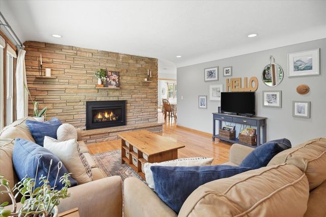 2209 Midlothian Road, Roseville, MN 55113