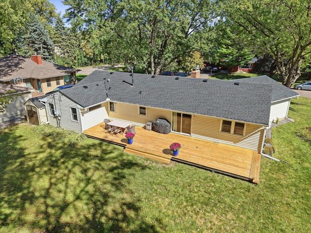 2209 Midlothian Road, Roseville, MN 55113