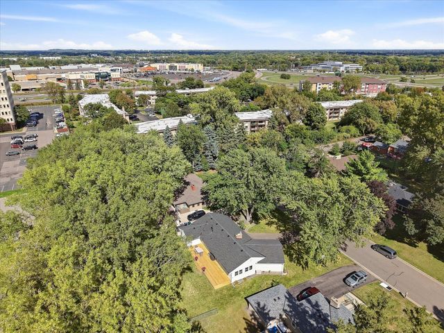 2209 Midlothian Road, Roseville, MN 55113