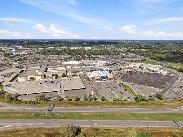 2209 Midlothian Road, Roseville, MN 55113