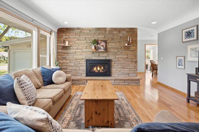 2209 Midlothian Road, Roseville, MN 55113