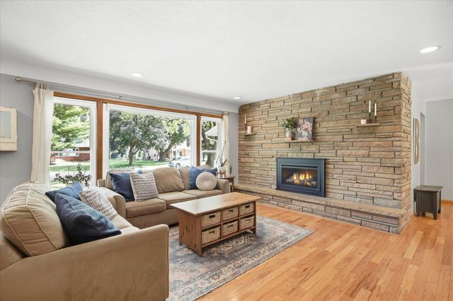 2209 Midlothian Road, Roseville, MN 55113