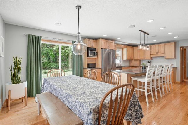 2209 Midlothian Road, Roseville, MN 55113